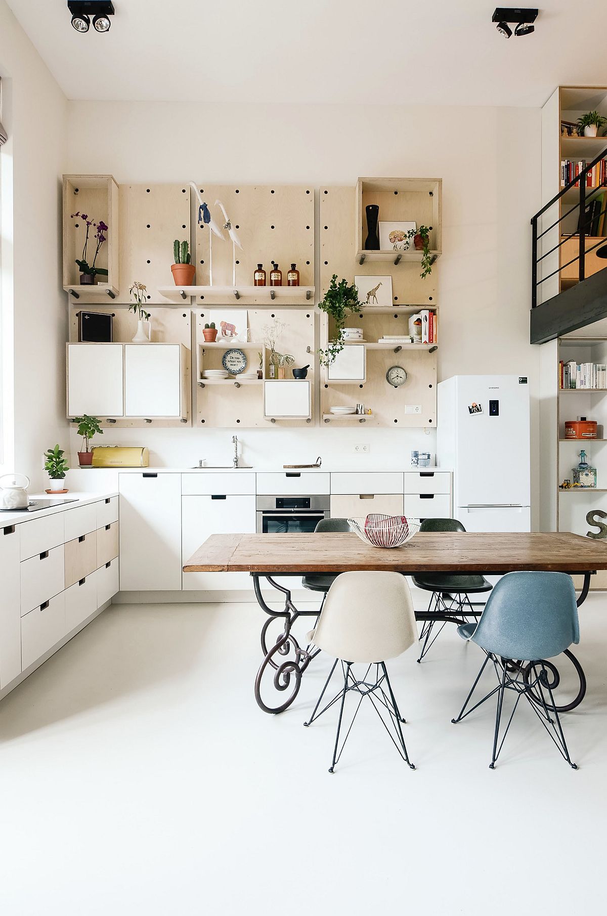 Flexible and smart pegboard storage system in the kitchen